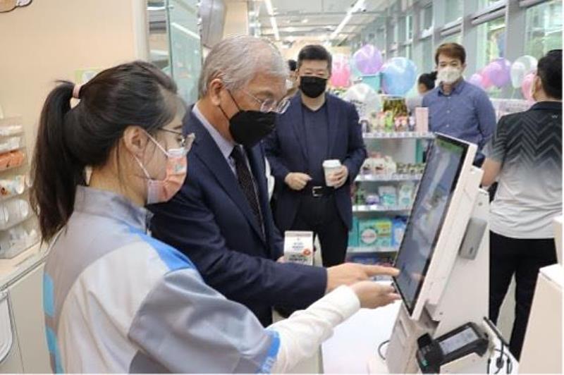 圖二：世新大學校長陳清河體驗7-ELEVEN X-STORE 6號店設備