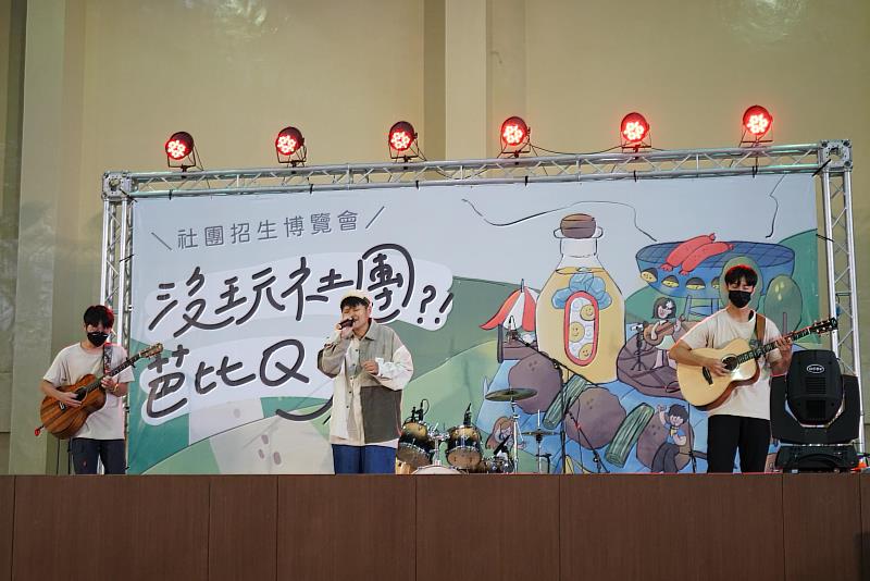 吉他社帶來動人歌曲表演