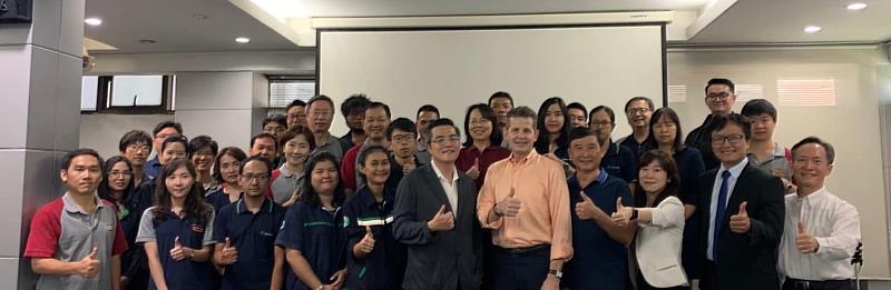 右起第六位為現代化學集團副總 Jeff Chiang (江奕皓) 出席專案啟動會議