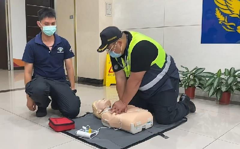 新北市政府消防局局長黃德清表示，本次急救成功案例要歸功於現場球友立即給予CPR及PAD電擊急救，把握黃金救援時間，消防局目前EMT-P(高級救護技術員)人數達552位，為全台之冠，可現場進行氣管插管及給予急救藥物，新北市OHCA康復出院率自99年3.1%起逐年成長，最高達到10.71%