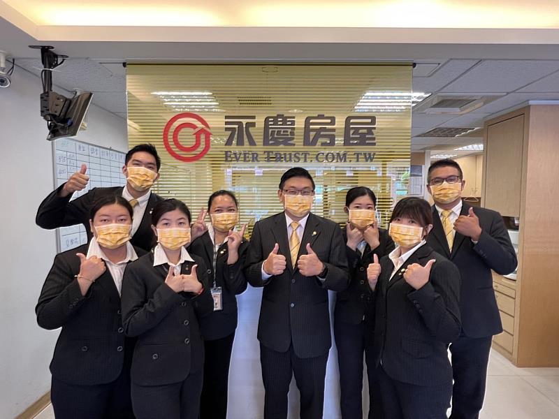 永慶房屋提供新人一對一師徒制培訓，輔以公司的強大科技力，能幫助轉職者與新鮮人快速上手業務工作，在永慶做業務一點都不難。圖/永慶房屋提供