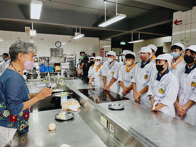 昝媽與能仁家商餐飲科學生分享饅頭製作秘訣