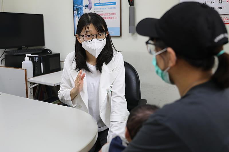 楊筱惠醫師指出，對於患有「先天性肺部呼吸道畸形」且有症狀、呼吸喘的寶寶，需進行手術將無正常功能的肺葉切除，讓正常的肺葉進行功能上的代償，對孩子日後的呼吸能力影響也較小。