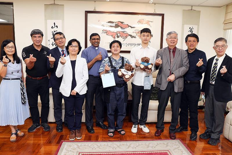 公共事務室主任鄭靜宜、哲學系系主任邱建碩、醫學院院長葉炳強、學務長田履黛、使命副校長林瑞德、哲學博士生鄭凱倫、醫學系大五生林佑叡、校長江漢聲、教務長王英洲、醫學系系主任王文奇（左至右依序）。