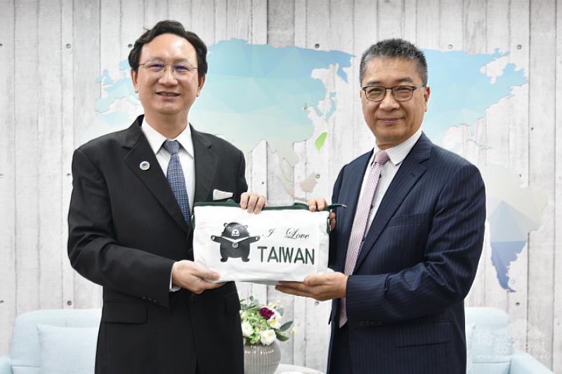 童振源(左)致贈紀念品予徐國勇(右)