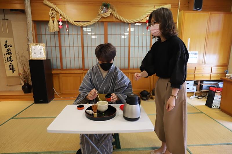 育達科大應日系許錦華老師(圖右)的茶道示範進行一種獨特的茶道禮儀體驗