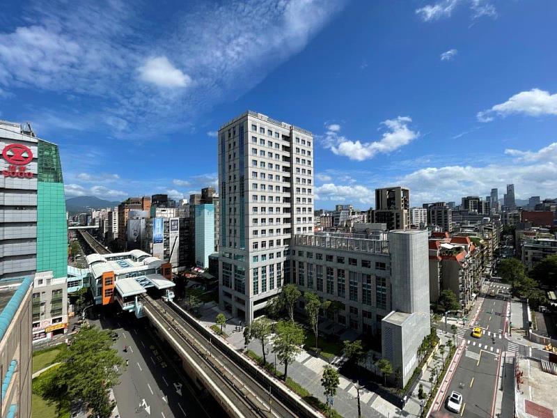 台電規劃「增加配送節點」新建超高壓變電所，增加都會地區電力配送，同時以「屋內化」方式提升供電安全，並結合在地多元生活環境，使變電所成為多功能的城市樞紐據點。圖為台電大安超高壓變電所。