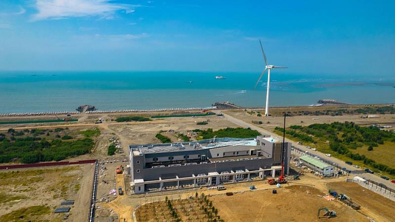 台電規劃「綠能分散供電」提升再生能源併網容量，其中開閉所是離岸風電併網的關鍵樞紐之一，如同家中分電箱，扮演電力「中繼站」角色，協助電源引接及分送用電，離岸風電傳輸上岸後，透過開關設備將電力併入全國電網供民眾使用。圖為台電彰一開閉所。