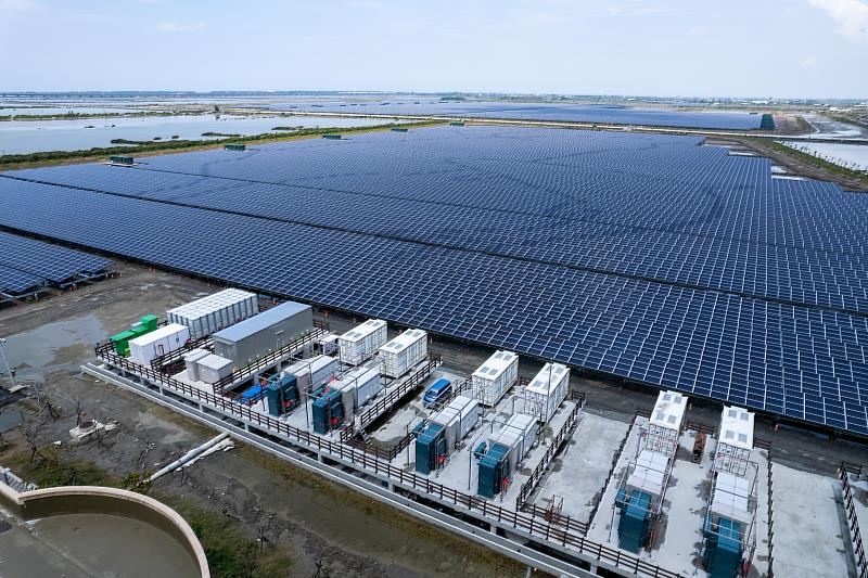 因應綠能持續大步發展，台電規劃「綠能加儲能」，打造區域分散式電網發展，同時強化電網系統穩定及綠能有效利用最大化，加速邁向淨零排碳目標。圖為台電台南鹽田太陽光電場及儲能設施。