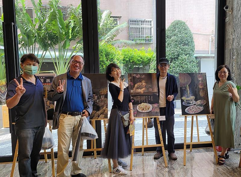 南華大學視設系「回嘉呷飯-嘉義市美食水墨畫展」精彩登場，創作者在作品前合照。