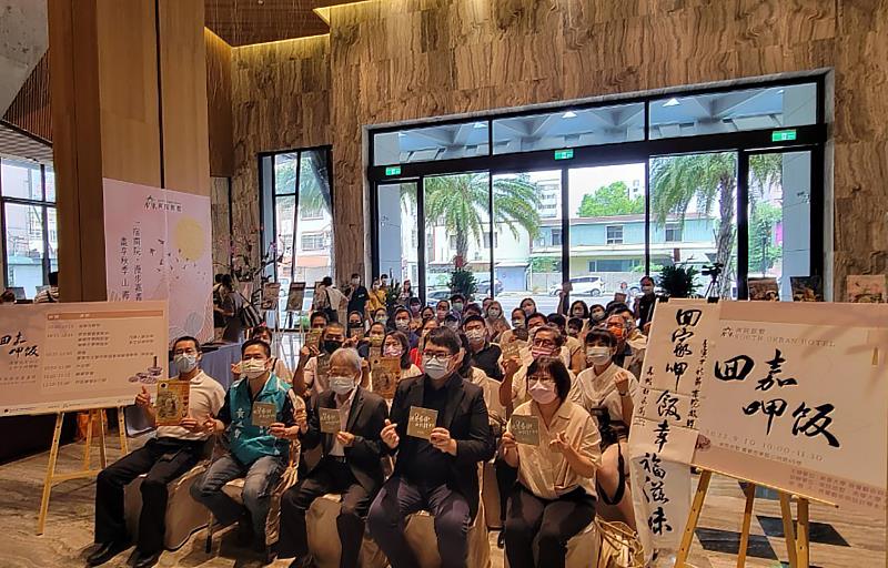 南華大學視設系「回嘉呷飯-嘉義市美食水墨畫展」精彩登場,開幕式大合照。