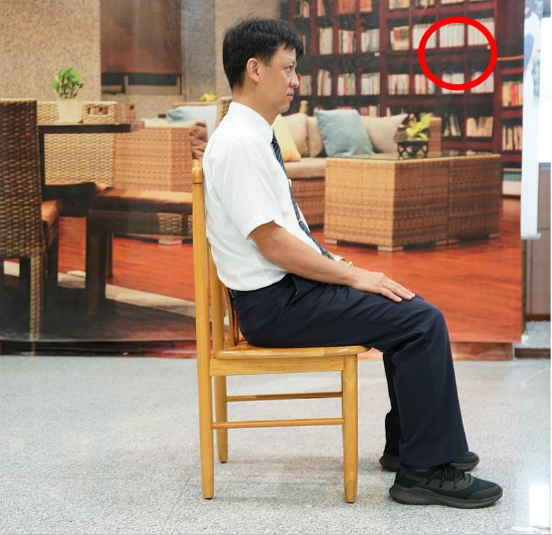 洪裕洲醫師示範正確坐姿，避免肩頸痠痛。