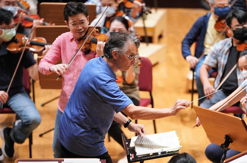 NSO音樂總監準‧馬寇爾、小提琴家黃俊文與NSO排練中/國家交響樂團提供  攝影：林敬原