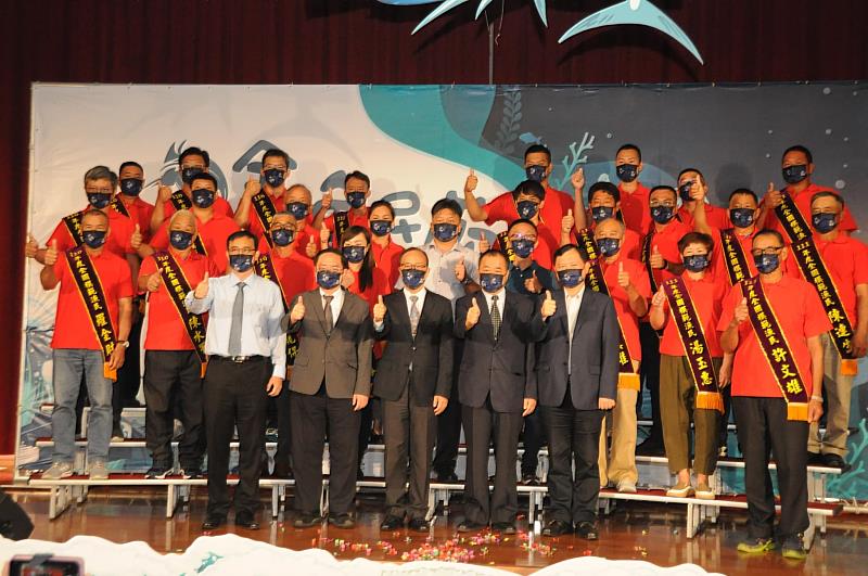 嘉義縣科技漁民陳泓碩榮獲111年全國模範漁民