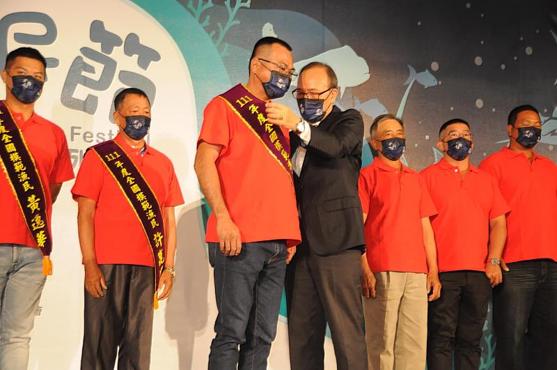 嘉義縣科技漁民陳泓碩榮獲111年全國模範漁民