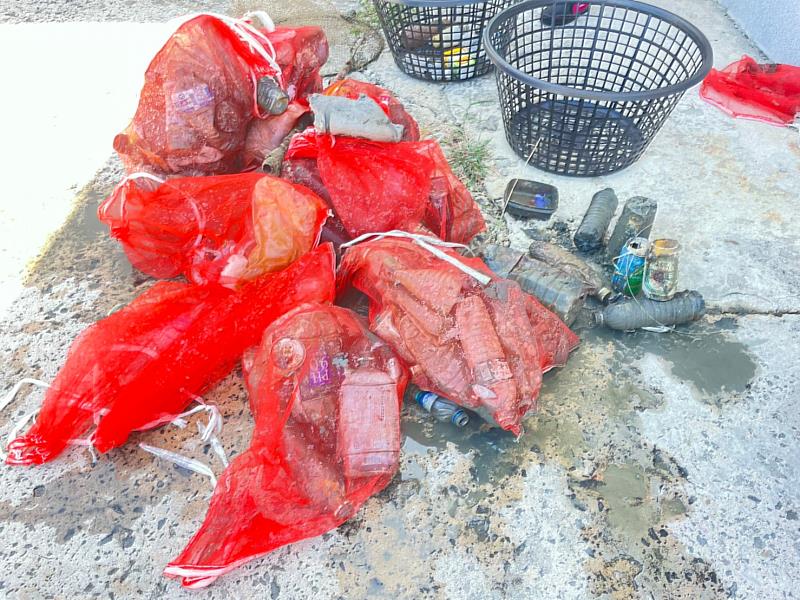 漁港水面看似清澈，海底卻布滿垃圾。大海中的垃圾隨著海流浪花，容易在港內堆積大量的垃圾，高科大團隊率10位潛水員下水，1小時清出55公斤垃圾，其中大多數為塑膠瓶、鐵鋁罐等。海廢不但汙染海洋，也對海洋生物造成嚴重的威脅。