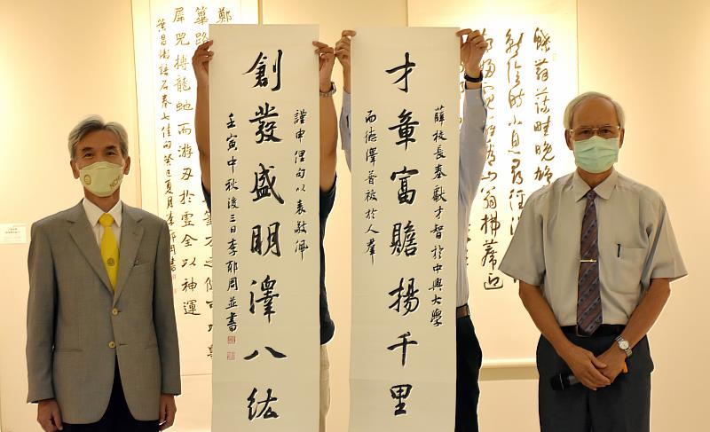 興大薛富盛校長（左）與李郁周教授。