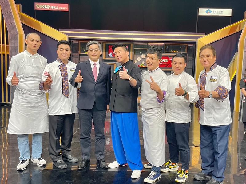 客委會楊長鎮主委(左三)與主持人曾國城(中間)及國際名廚江振誠(左一)、司宛春(右一)、型男主廚邱寶郎(右三)、米其林星級主廚陳永華(左二)及何順凱(右二)大合照