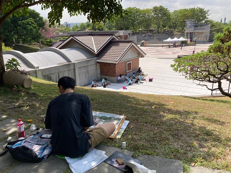 台中港區藝術中心參賽者作畫
