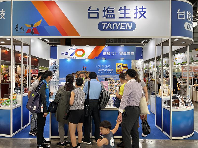 ↑臺南健康嘉年華台鹽生技展位推出展場限定超值優惠，吸引民眾搶購。