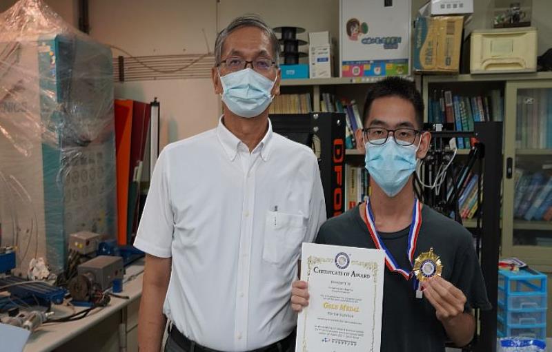 圖/機械工程學系教授蔡博章（左），指導學生高柏翰（右）將3D列印機改裝成雙噴嘴增加列印組合的作品，獲得金牌肯定。