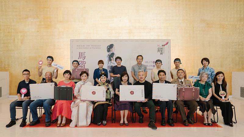 《馬偕情書》邀請國光劇團演員參與及堅強製作群，後排左起：演員黃家成、周慎行、舞台設計陳慧、新媒體設計徐逸君、燈光設計車克謙、演員李佳麒、劉祐昌