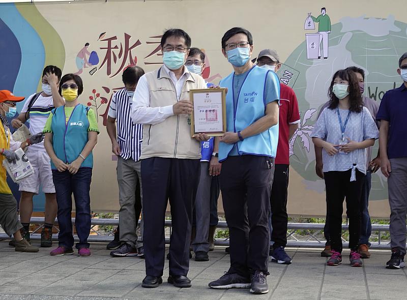 臺鹽公司總經理陳世輝(前右)接受台南市黃偉哲市長頒發感謝狀。