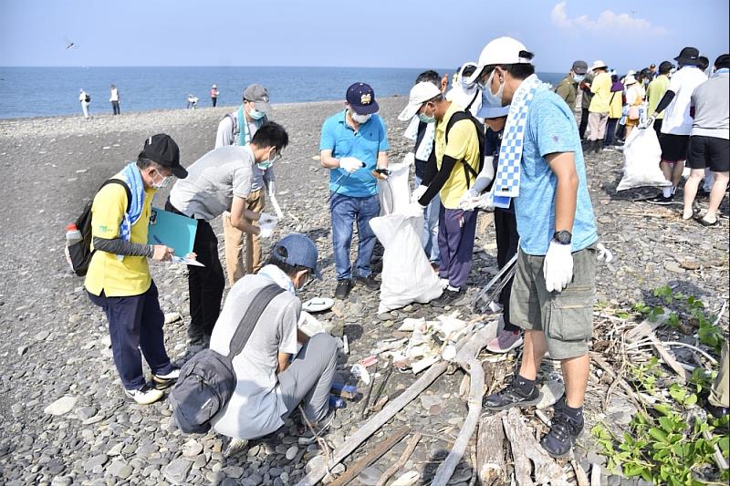 環保尖兵齊淨灘 永續海洋及保育 企業齊心來相挺