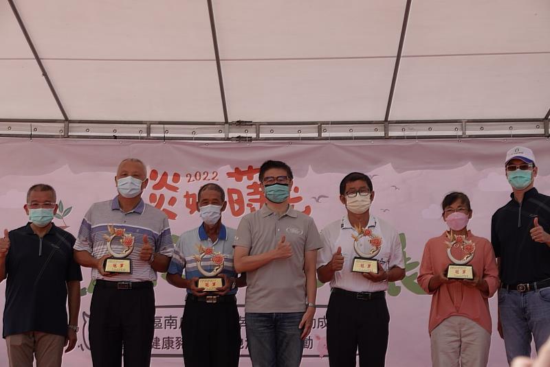 農業局長李玟亦到場為大南瓜比賽優勝農友頒發獎座