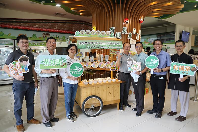 興大實習商店設有生命樹有機茶專區，全系列產品9月17日至10月7日享有85折優惠。現場由專業茶師泡茶提供民眾品茗。