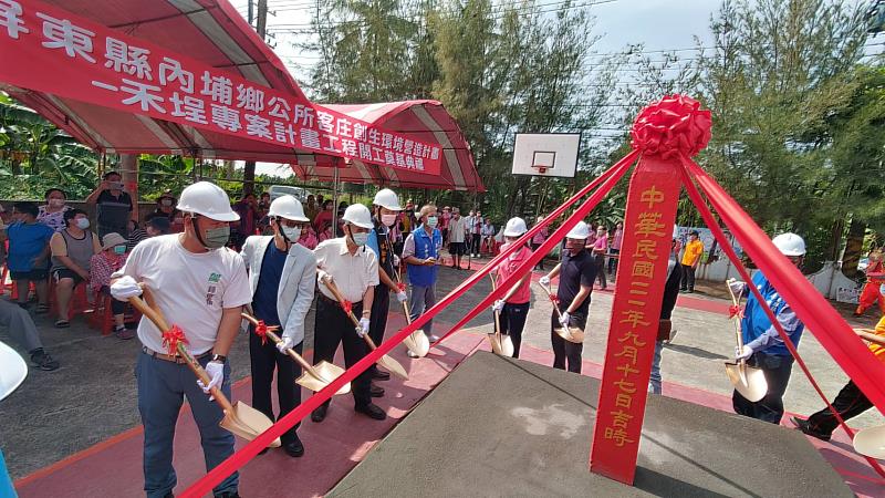 現場來賓一同進行鏟土，象徵正式動土開工。