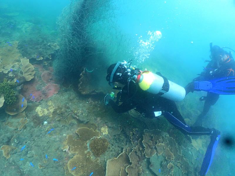 為促進海洋永續發展，國立高雄科技大學在澎湖縣政府、農委會漁業署的支持下，高科大團隊辦理「清除海底覆網之教育宣導及培訓計畫」多年，不但具有專業，且深耕在地，績效卓越，除了招募與培訓淨海志工，也鼓勵在地民眾可以共同投入，更希望能擴散至台灣本島的企業與財團法人等團體，一齊守護台灣這片美麗的海域。圖為水下清除覆網實境操作。