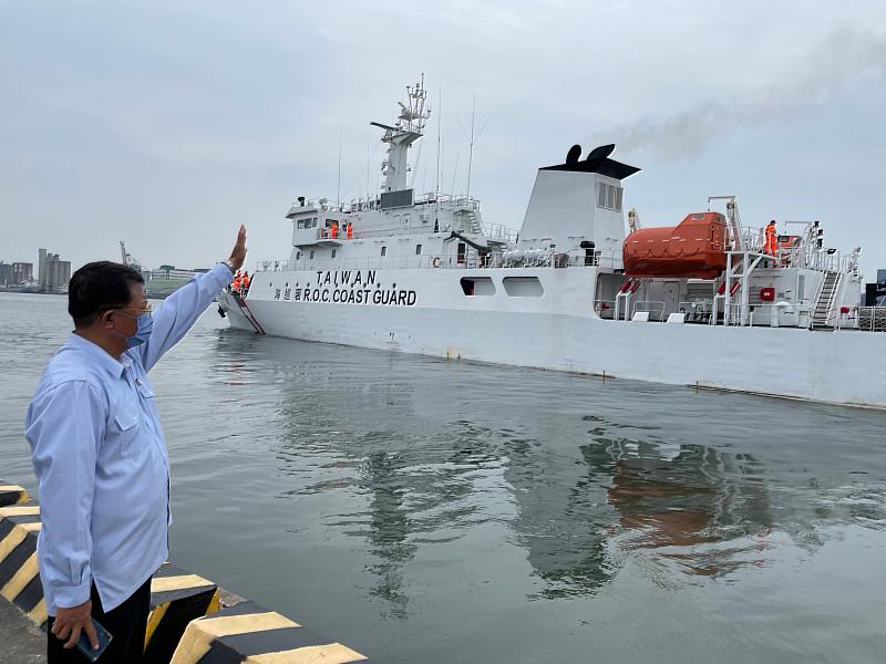 艦隊分署副分署長吳金河親送巡護八號船出航