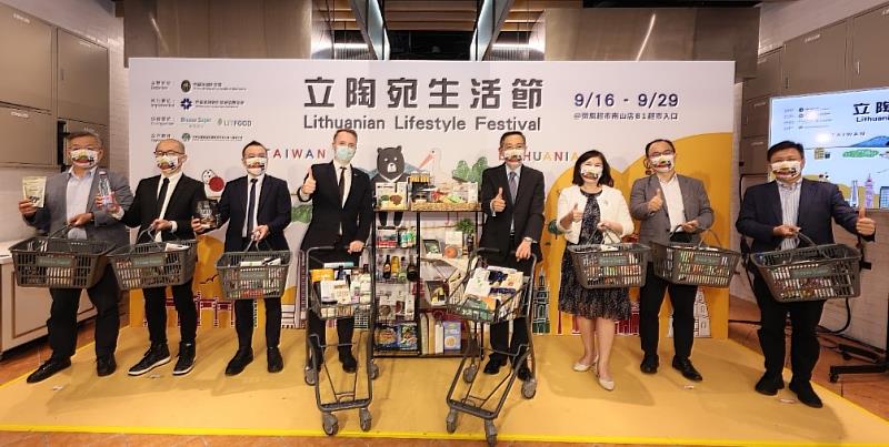 1.	台立友好共同上架！立陶宛經創部次長澤麥提斯(Mr. Karolis Zemaitis)(中左)出席「立陶宛生活節」活動，盼藉由食品拉近臺立人民距離。左起：中華民國食品流通商業同業公會聯合總會理事長賴立彪、微風超市羅大維副總經理、微風集團楊盛傑副總經理、立陶宛經創部次長澤麥提斯(Mr. Karolis Zemaitis)、外交部國經司司長蔡允中、外貿協會副秘書長李惠玲、駐立陶宛代表處經濟組廖浩志組長、外貿協會市場拓展處處長邱輝立。(貿協提供)