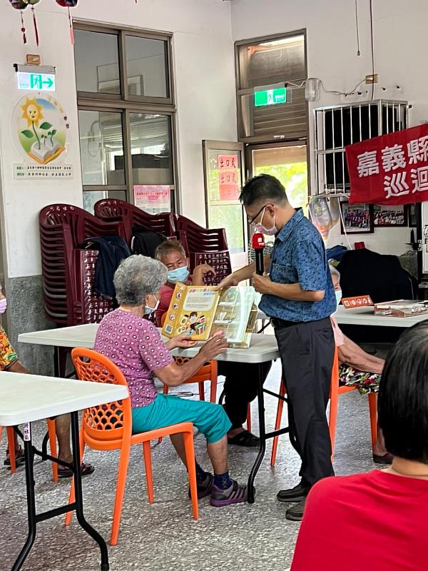 嘉縣社區反毒宣導 仿真「毒品」模型拆穿偽裝