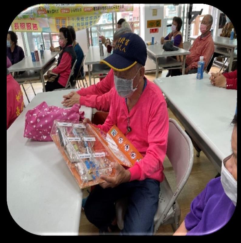 嘉縣社區反毒宣導 仿真「毒品」模型拆穿偽裝