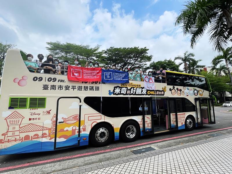 新生搭乘雙層巴士認識臺南