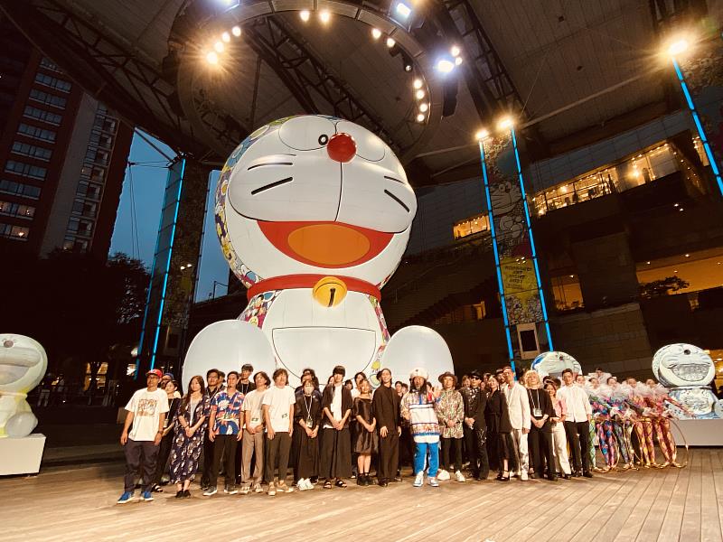 本屆主展藝術家村上隆（中立者）與本屆參展藝術家合影