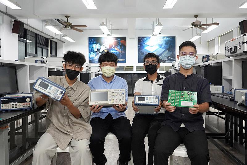 大葉大學電機系學生可以在電子電路實驗室練習實作