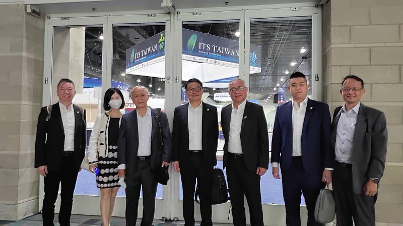 遠傳在「2022智慧運輸世界大會」展出智慧觀光應用實績，於美國洛杉磯大放異彩。圖左至右為：ITS亞太理事會理事暨中華智慧運輸協會理事孫瑀、集思會議顧問副總經理陳芷駖、交通部政務次長胡湘麟、遠傳電信執行副總經理 曾詩淵、台灣車聯網產業協會理事長吳盟分、台北市政府市長室涉外辦公室益子翔、交通部科技顧問室主任王穆衡。