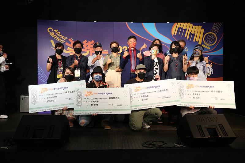 「音樂客麥拉-客家流行歌曲MV競賽」社會組得獎者與評審團們合影。《客新聞》攝