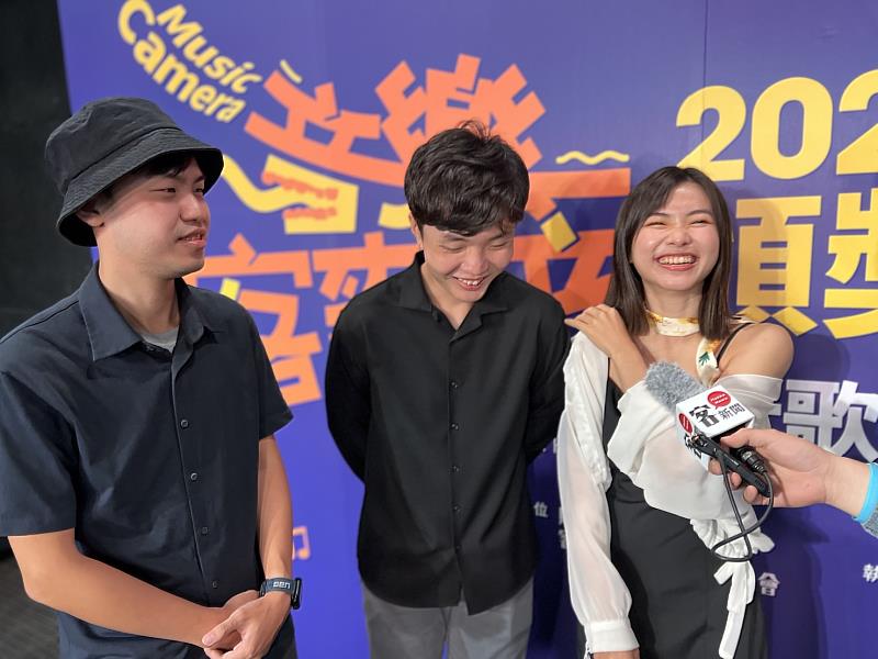 學生組首獎及最佳攝影獎由簡涓宇以《䌈毛辮》奪下，該作品用母女穿越時空的劇情和手法，親子出遊的溫馨，讓她在一票參賽者中脫穎而出，她得獎後與團隊開心受訪。《客新聞》攝