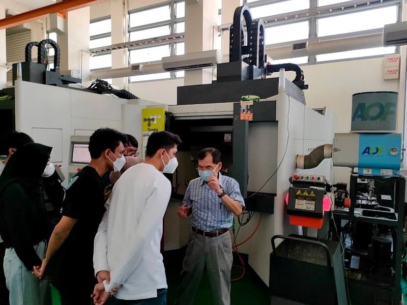 印尼生參觀機械系CNC精密加工機台。