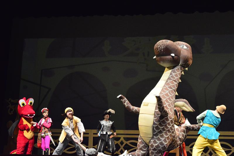 蘋果劇團《龍騎士》講述抓龍特攻隊英勇冒險，與兩米高巨龍搏鬥的故事，故事中更融入彰化八卦山與百果山意象元素，將讓現場的親子有宛如身歷其境的戲劇感受。