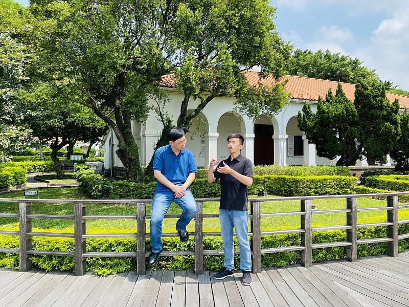 淡水古蹟博物館推出的臺灣手語導覽影片「小白宮」中，由手譯員李振輝（左）與張俊仁（右）聯手錄製，其中有不少趣味互動，專業又不失幽默。