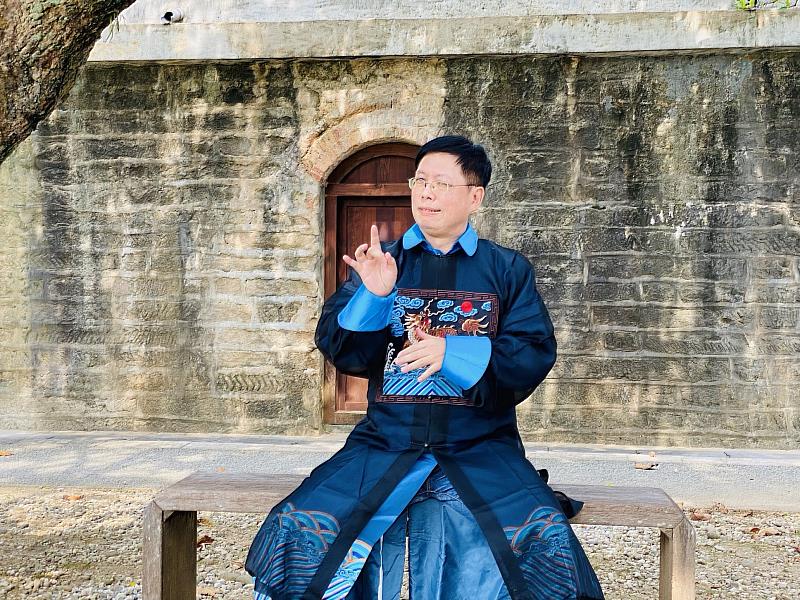 淡水古蹟博物館新上架的臺灣手語導覽影片「滬尾礮臺」中，神級手譯員李振輝穿上清裝，透過角色扮演來「比」出古蹟的歷史故事與建築特色。