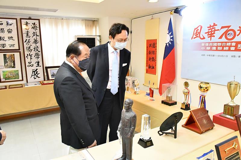 童振源參觀華僑救國聯合總會「風華70光耀全僑」歷史文物圖片展