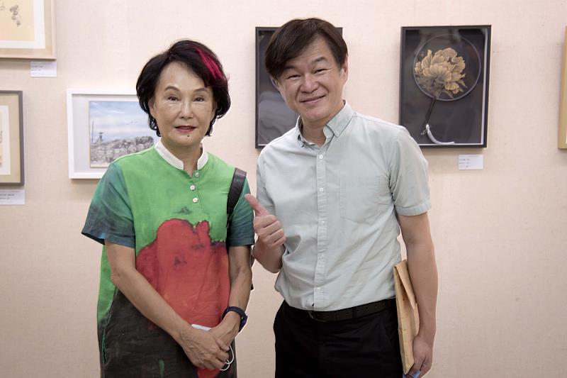 資深藝人胡錦（左）與華梵大學人文與藝術學院院長黃智陽教授（右）合影。
