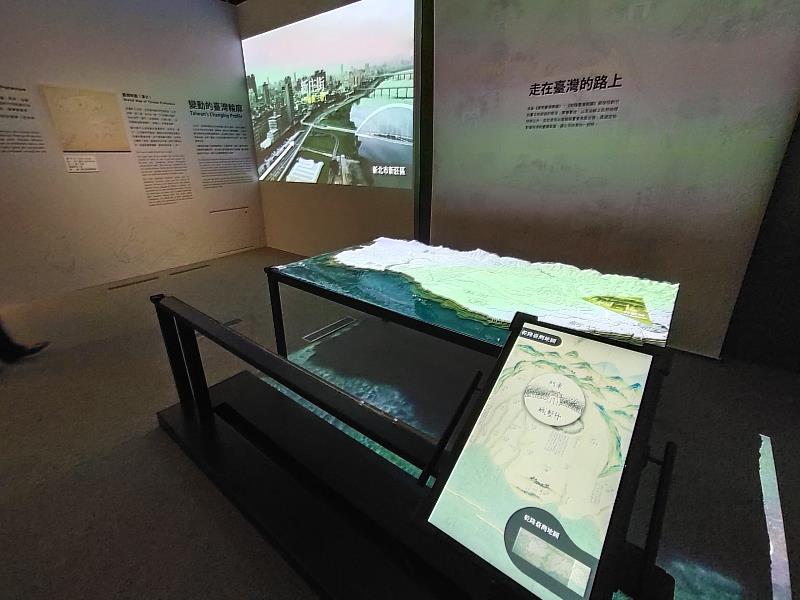 這次巡展到臺灣客家文化館的「臺灣意象」展覽，特別從故宮典藏的珍貴文獻文物中，爬梳、探尋客家，《客新聞》記者親自體驗，雙手握住螢幕手把，將螢幕移動到地圖相對位置，就能看見當時客庄的介紹。客新聞提供