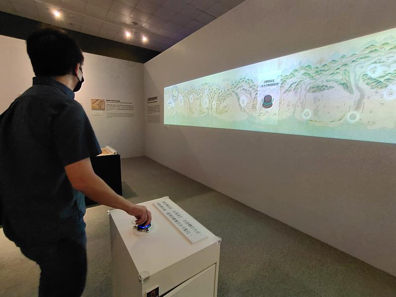 民眾透過旋轉按鈕，就可以移動牆面上投影故宮典藏的清朝繪製臺灣地圖，清楚認識當時清朝時期的臺灣客庄。客新聞提供